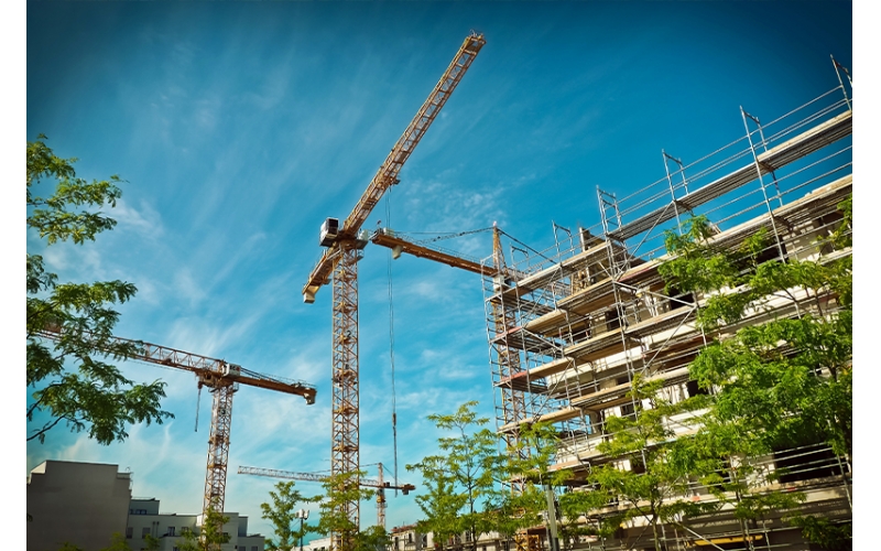 建筑施工項(xiàng)目管理項(xiàng)目是建筑施工企業(yè)最基本的業(yè)務(wù)單元，企業(yè)開(kāi)展數(shù)字化轉(zhuǎn)型要以項(xiàng)目為基石，緊緊圍繞不同項(xiàng)目類(lèi)型、階段、業(yè)務(wù)全場(chǎng)景開(kāi)展，最終實(shí)現(xiàn)企業(yè)數(shù)字化轉(zhuǎn)型升級(jí)。隨著工程建設(shè)項(xiàng)目投資規(guī)模增長(zhǎng)，建筑物形式多樣、體量大、結(jié)構(gòu)復(fù)雜，同時(shí)建筑施工周期長(zhǎng)，使用的材料品種多，耗用量大。建筑施工項(xiàng)目管理主要呈現(xiàn)以下特點(diǎn)。覆蓋面廣建筑施工項(xiàng)目管理綜合性強(qiáng)、涉及面廣，需要工程、商務(wù)、技術(shù)等部門(mén)多方協(xié)同，同時(shí)還涉及建筑、